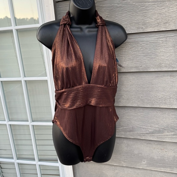 Fashion Nova Tops - Fashion Nova 1X Metallic Brown Halter Body Suit NWT PartyClub Statement Layering